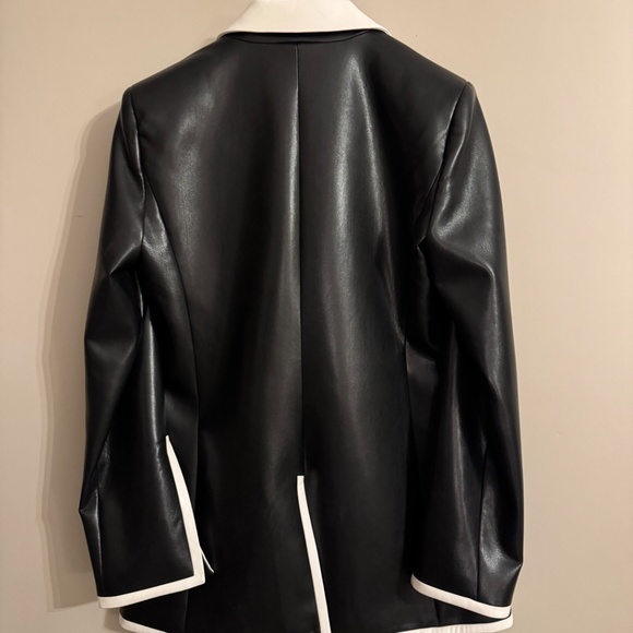NWT Alice + Olivia Breann Black/Off White Vegan Leather Blazer Size 10 - Picture 2 of 10